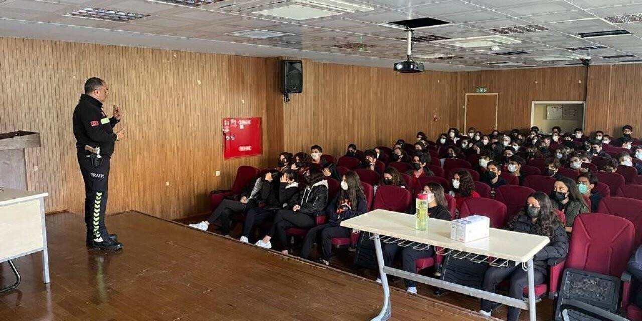 Trafik polislerinden öğrenci ve öğretmenlere eğitim