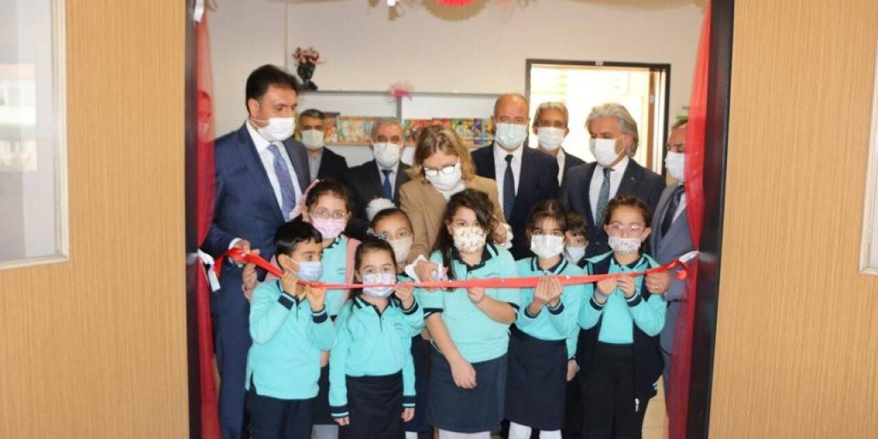 Bakan Yardımcısı Aşkar, İzmir’de kütüphane ve ana sınıfı açılışları gerçekleştirdi