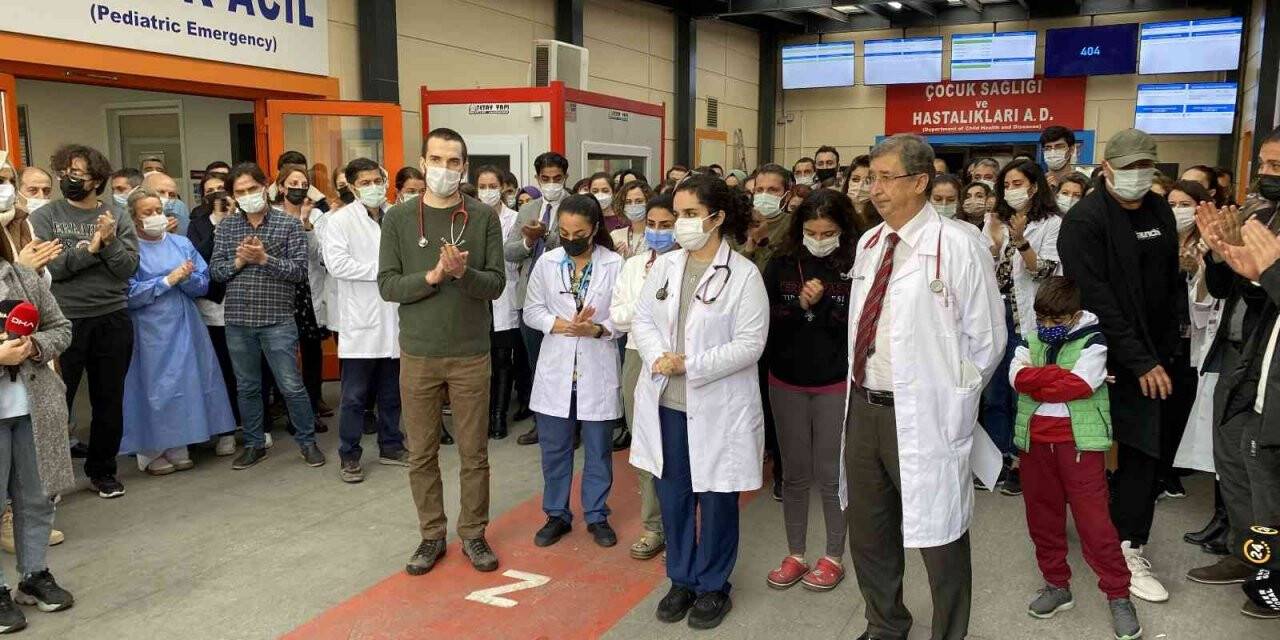 Cerrahpaşa’da sağlık çalışanlarına yapılan saldırılar protesto edildi