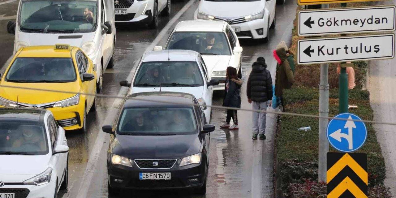 Trafik ışıklarında canlarını hiçe sayarak dilenen çocuklar