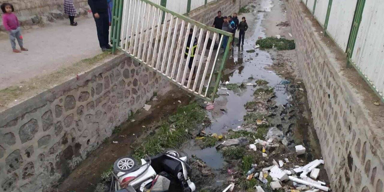 Engelli sürücü motosikleti ile dereye uçtu