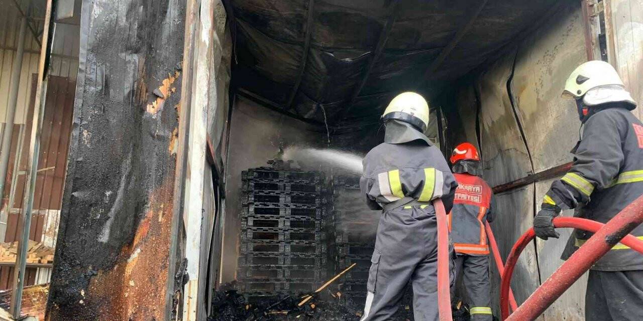 Çelik palet üreten fabrikada çıkan yangın korkuttu