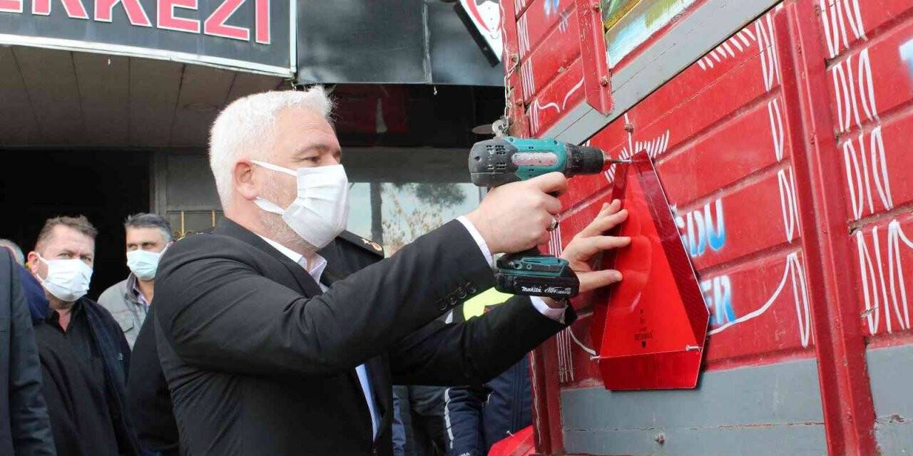 Çarşamba’da traktörlere reflektör ve sarı çakar lamba takıldı