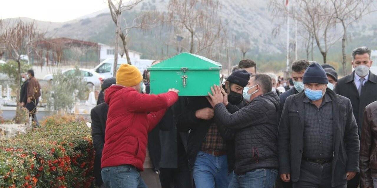 Tren kazasında hayatını kaybeden anne toprağa verildi