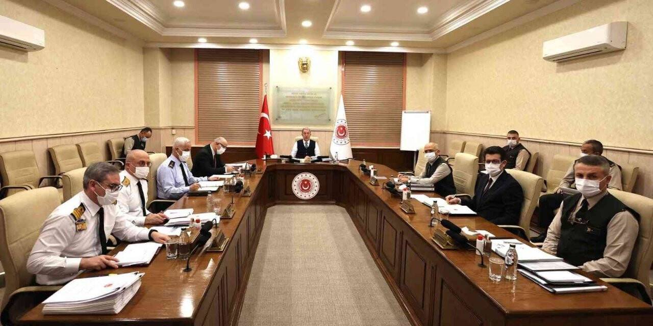 Bakan Akar kuvvet komutanları ile toplantı gerçekleştirdi