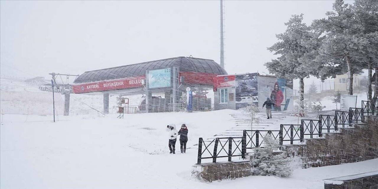 Erciyes'te kar yağışı etkili oluyor