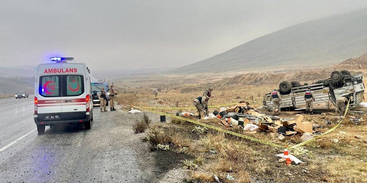 Malatya’da kontrolden çıkan kamyonet takla attı: 1 yaralı