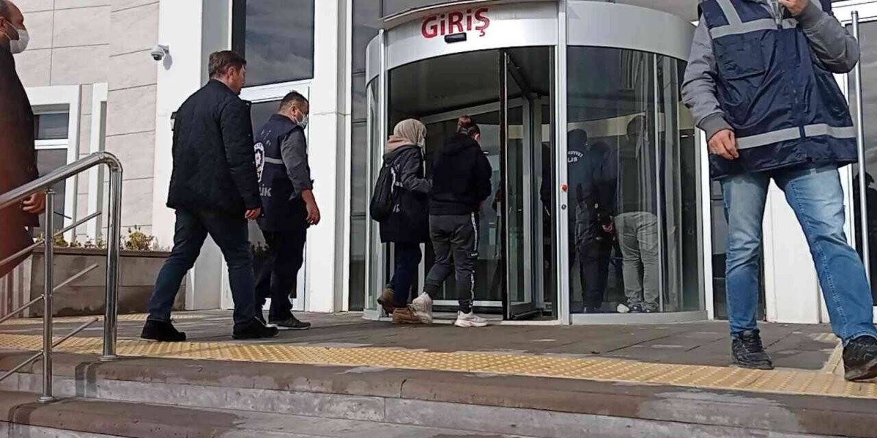 Bursa’da yakalanan 5 hırsız adliyeye sevk edildi