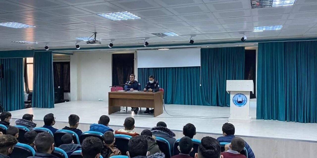 Kariyer Günleri’nde öğrencilere askerlik ve polislik mesleğini anlattılar