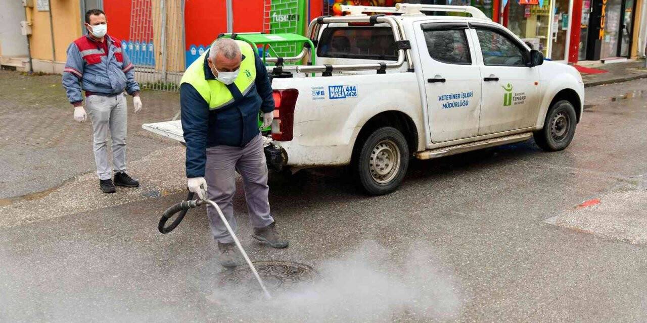 Tepebaşı’ndaki rögar kapaklarında ilaçlama çalışmaları