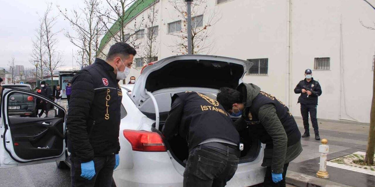 Sultanbeyli’de okul önlerinde polisten sıkı denetim