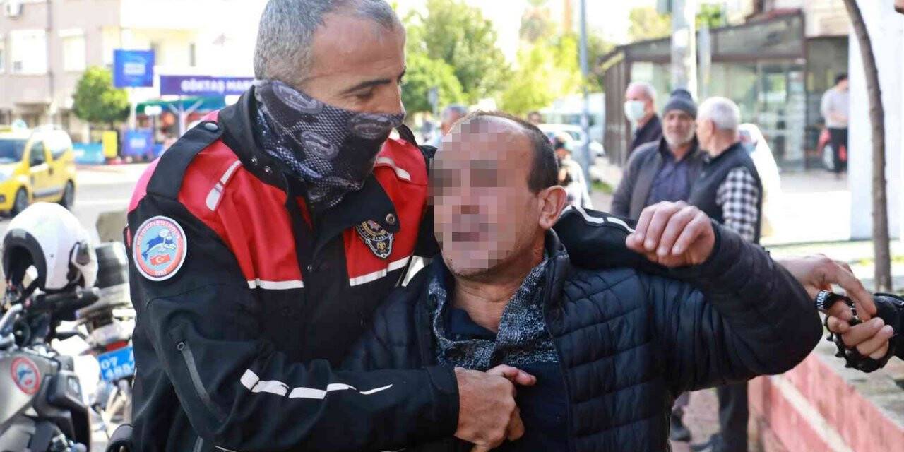 Kahvehanesi mühürlenen adam çatıya çıktı