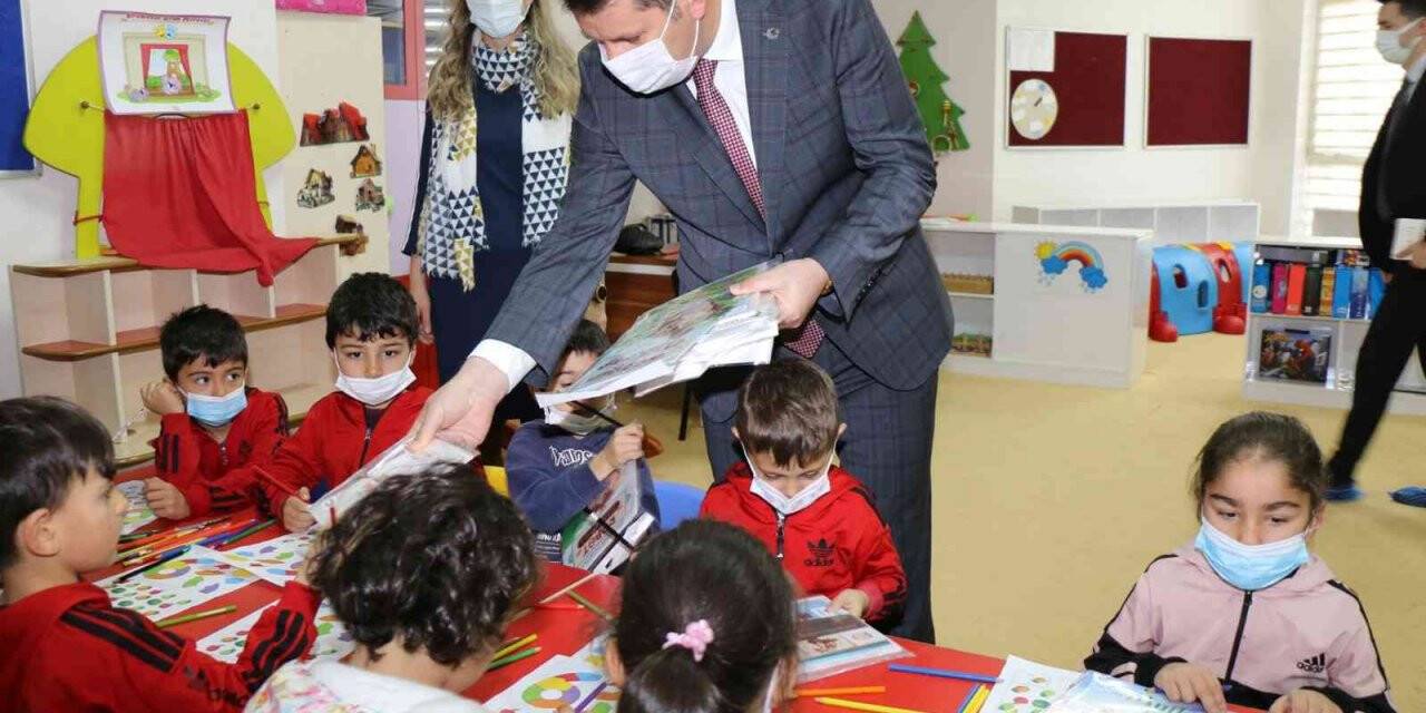 Vali Ayhan’dan öğrencilere kitap hediyesi