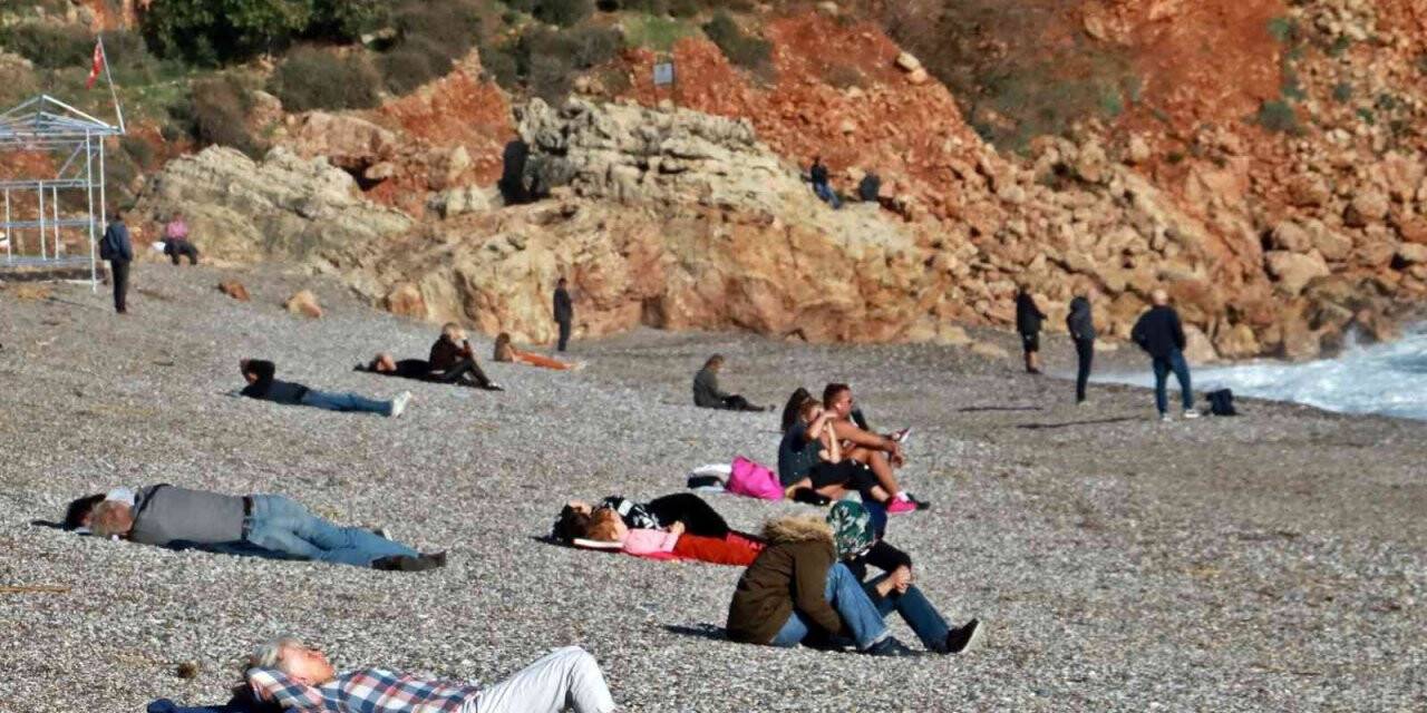 Dün felaketi yaşayan Antalya’da bugün güneş keyfi