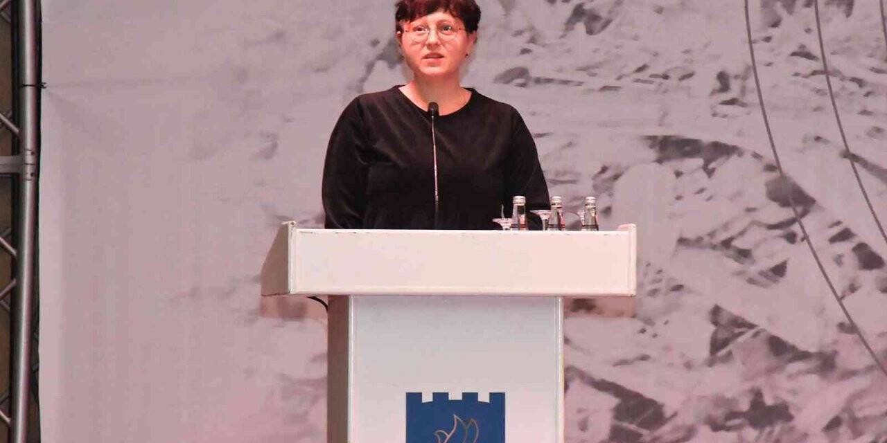 İzmir’de yaşadığı depremi, Kuşadası’ndaki deprem kurultayında anlattı