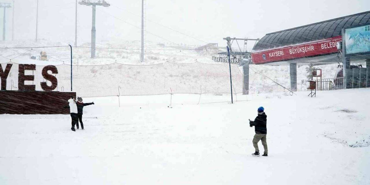 Erciyes’te sevindiren kar yağışı