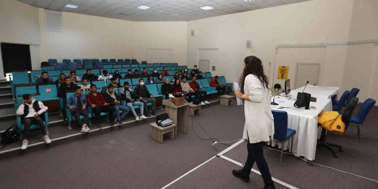 Van Büyükşehir Belediyesinden stajyer öğrencilere seminer