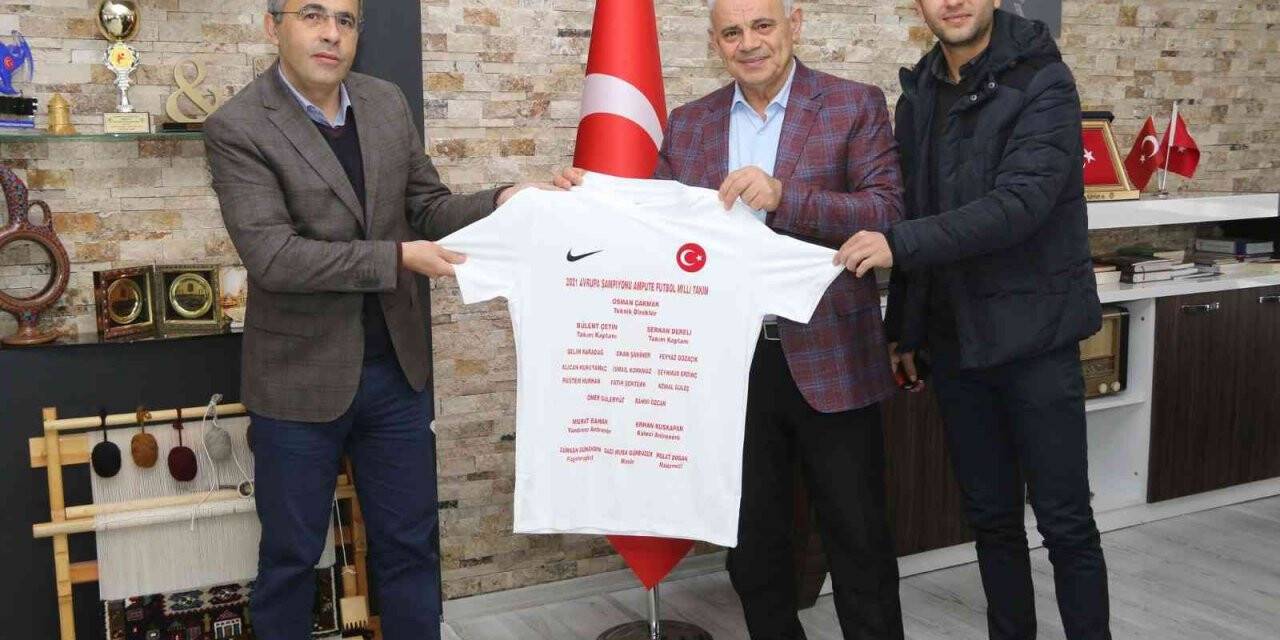 Türkiye Ampute Futbol Milli Takımı’ndan Yahyalı’ya anlamlı hediye