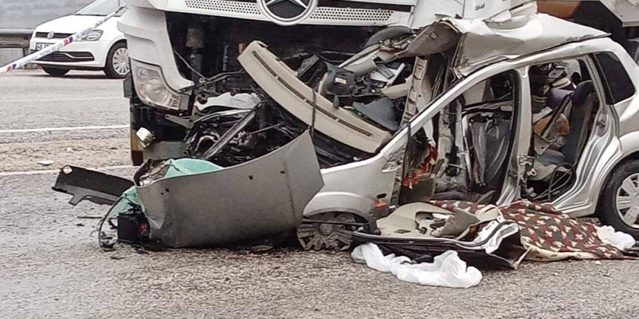 Hafriyat kamyonu altına aldığı otomobili metrelerce sürükledi; 1 ölü