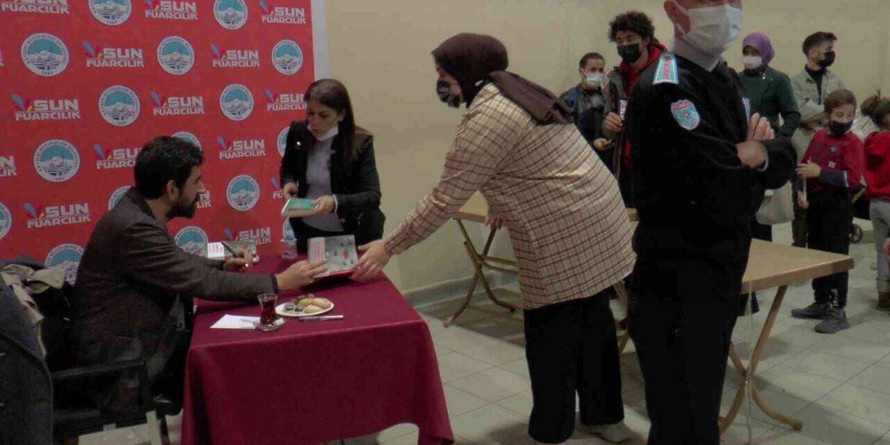 Serdar Tuncer’in imza standına yoğun ilgi