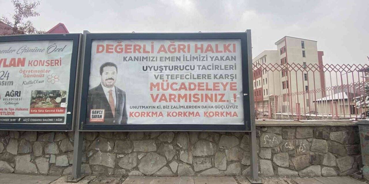 Başkan Sayan, uyuşturucu ile mücadeleye dikkat çekmek için afişler astırdı