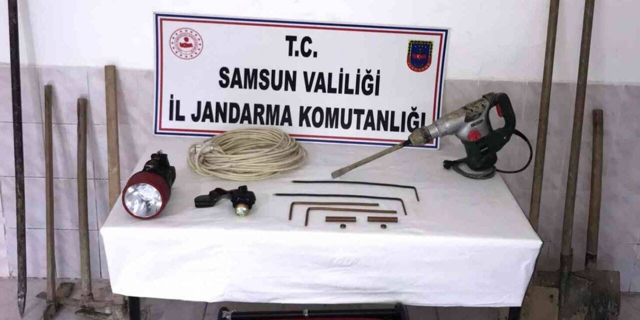 Kaçak kazı yapan 4 kişi jandarma ekiplerince yakalandı