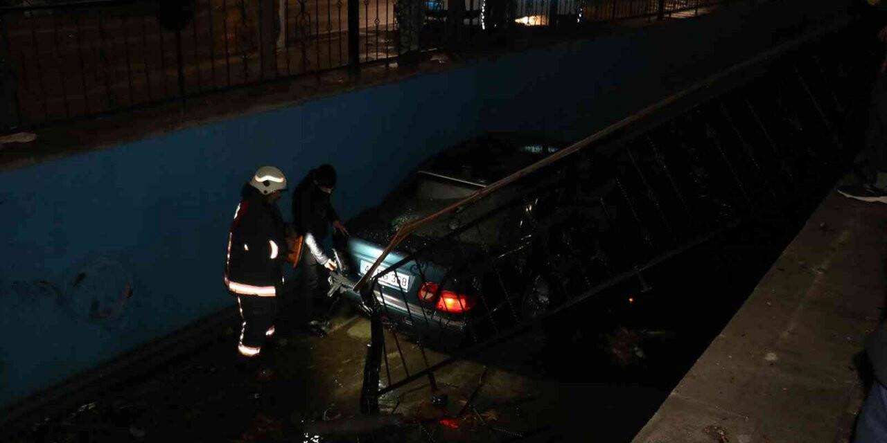 Ağacı yerinden söküp kanala uçtu