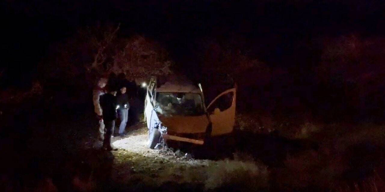 Kazada yola savrulan onlarca tavuk telef oldu