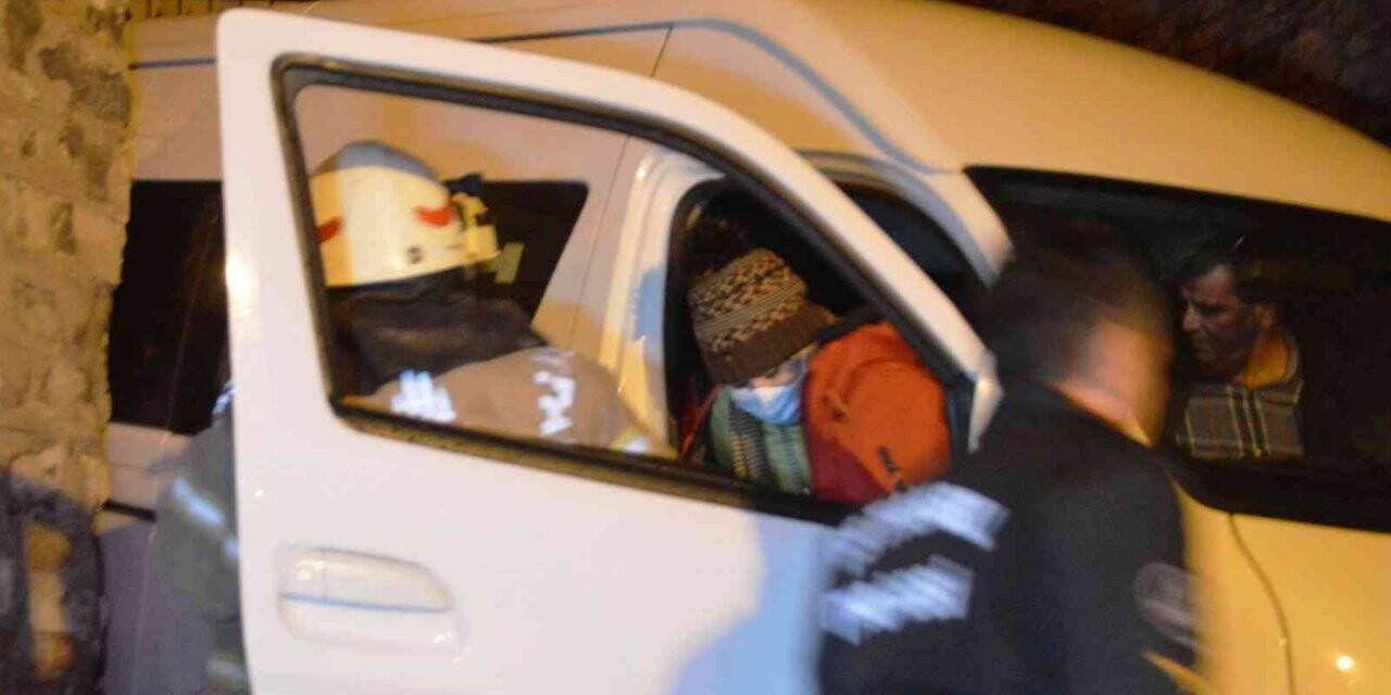 İran’dan İstanbul’a gezmeye geldiler, araçları sokakta sıkıştı