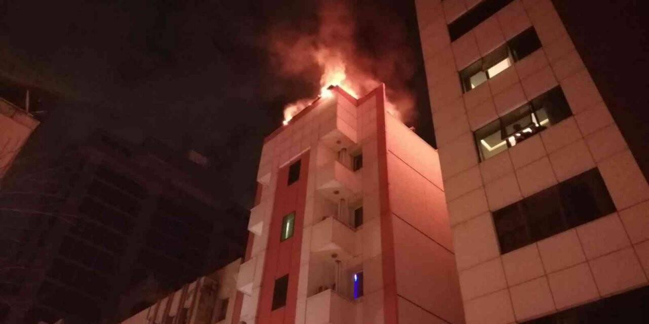 İzmir’de 5 katlı otelde yangın paniği, müşteriler tahliye edildi