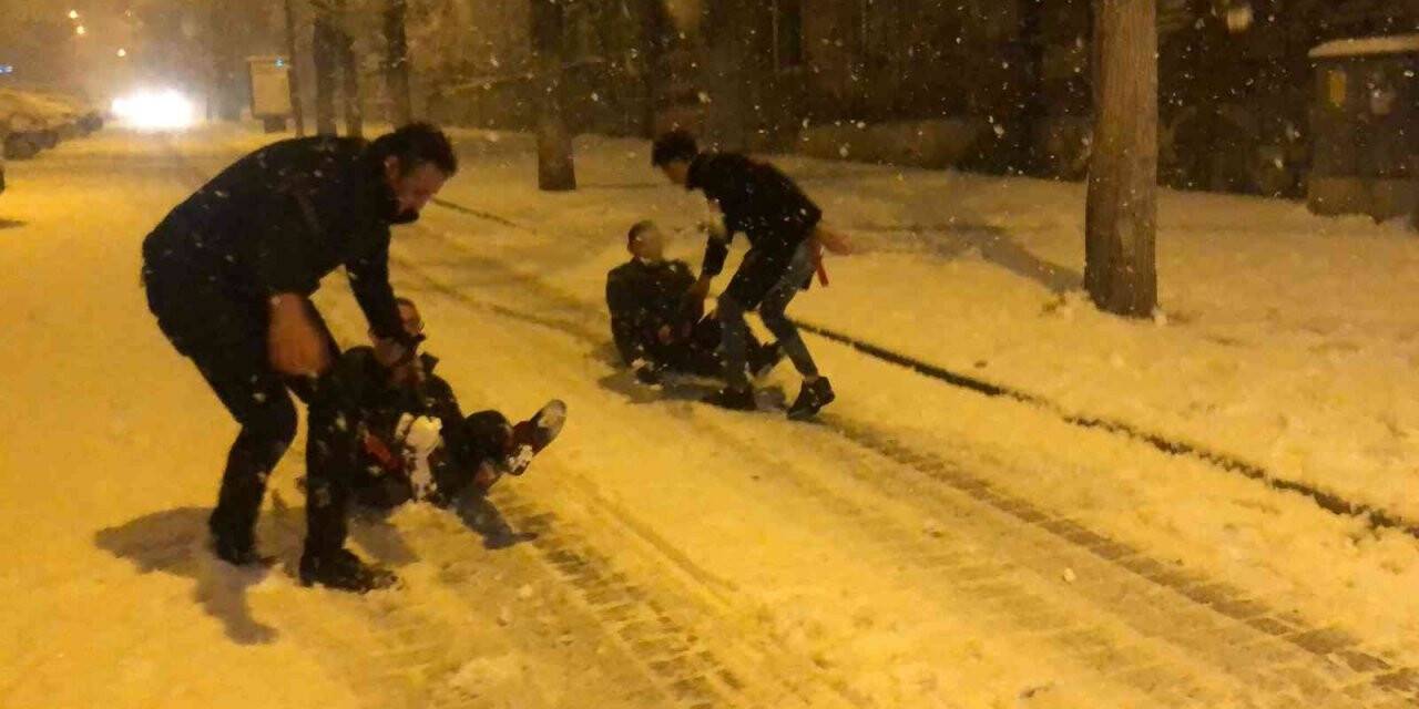 Kars’ta kar altında çocuklar gibi eğlendiler