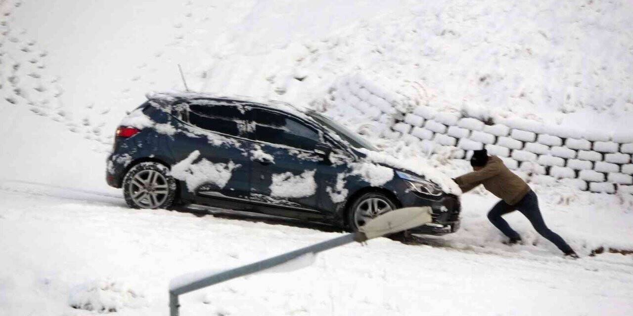 Yüksekova kar altında