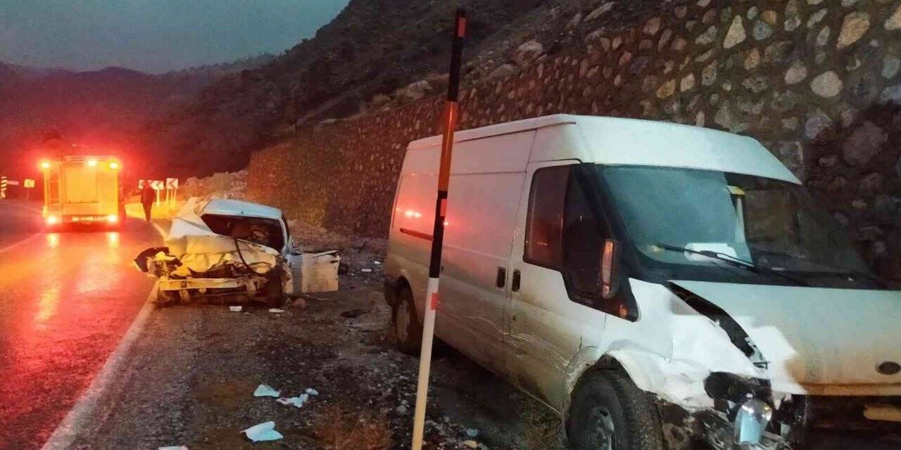 Otomobil ile minibüs çarpıştı: 3 yaralı