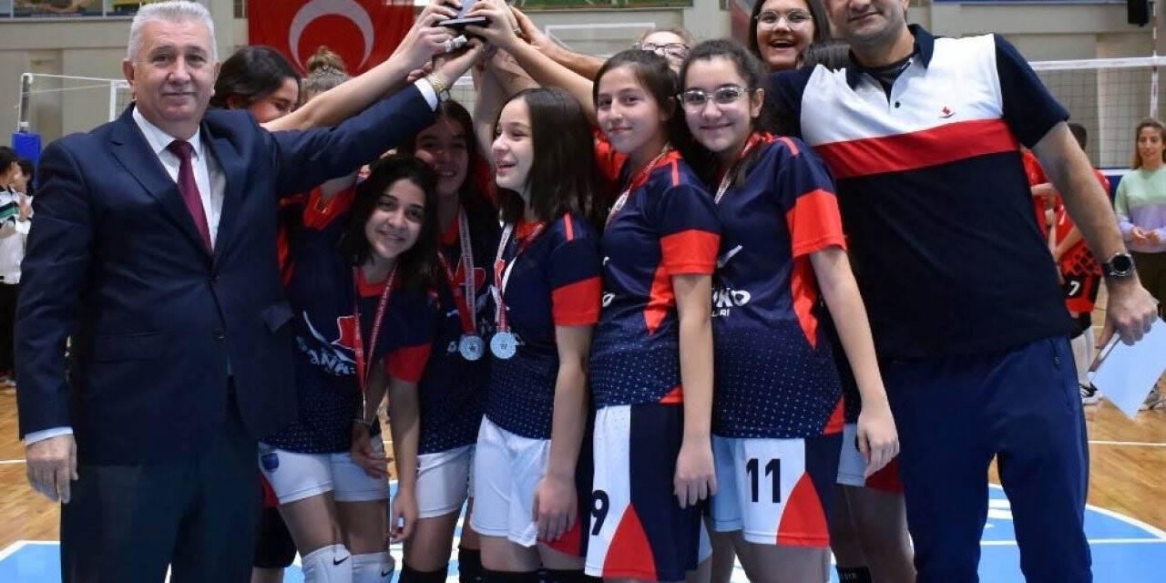 SANKO Okulları kız voleybol takımı il ikincisi oldu