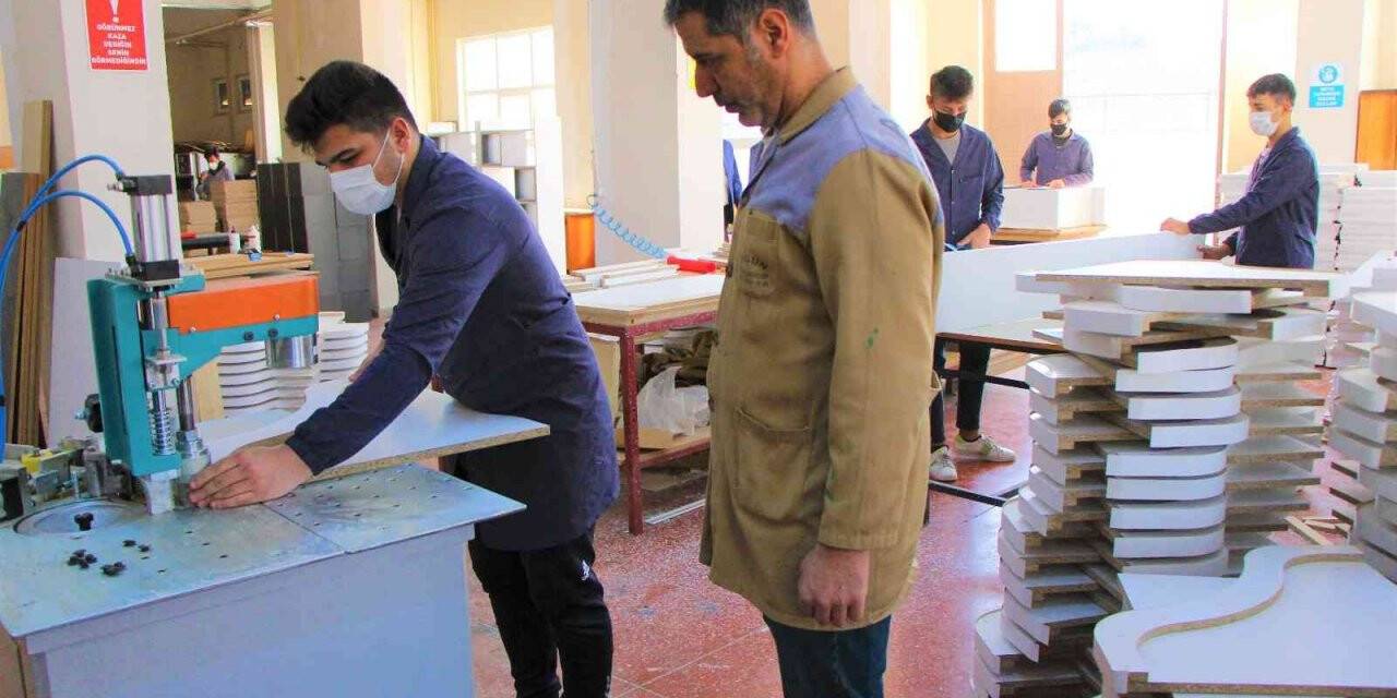 Amasya’da kütüphanesiz okulların masa ve kitaplıkları meslek lisesi öğrencilerinden