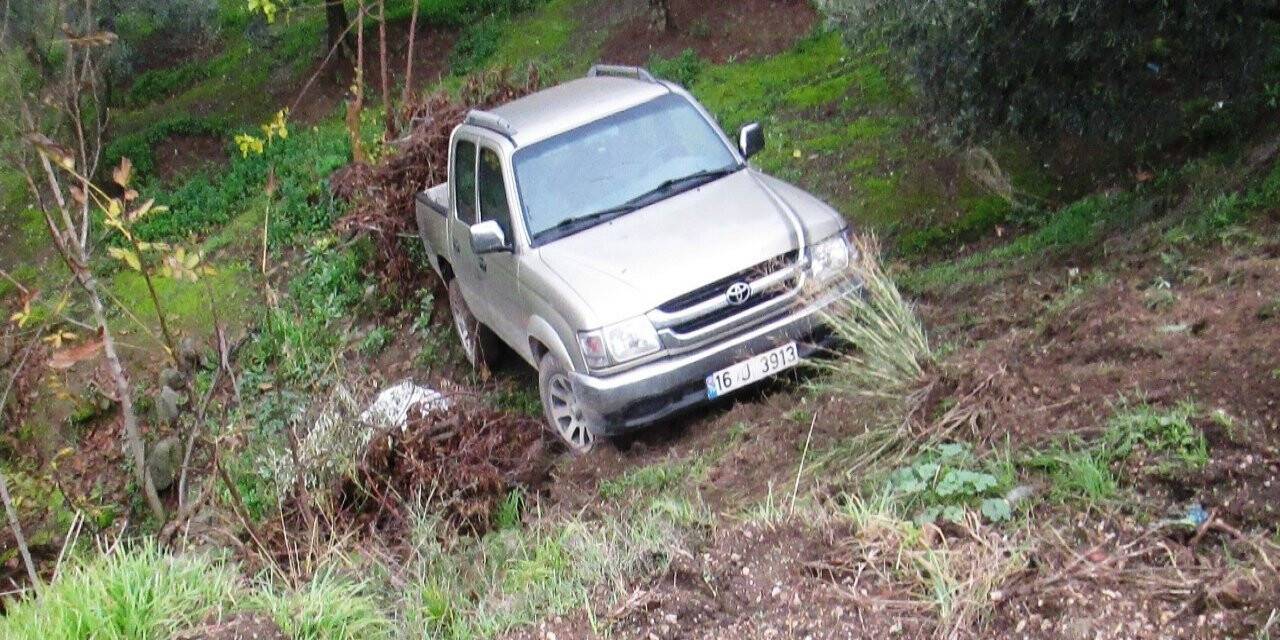 Erdek’te 2 araç şarampole uçtu