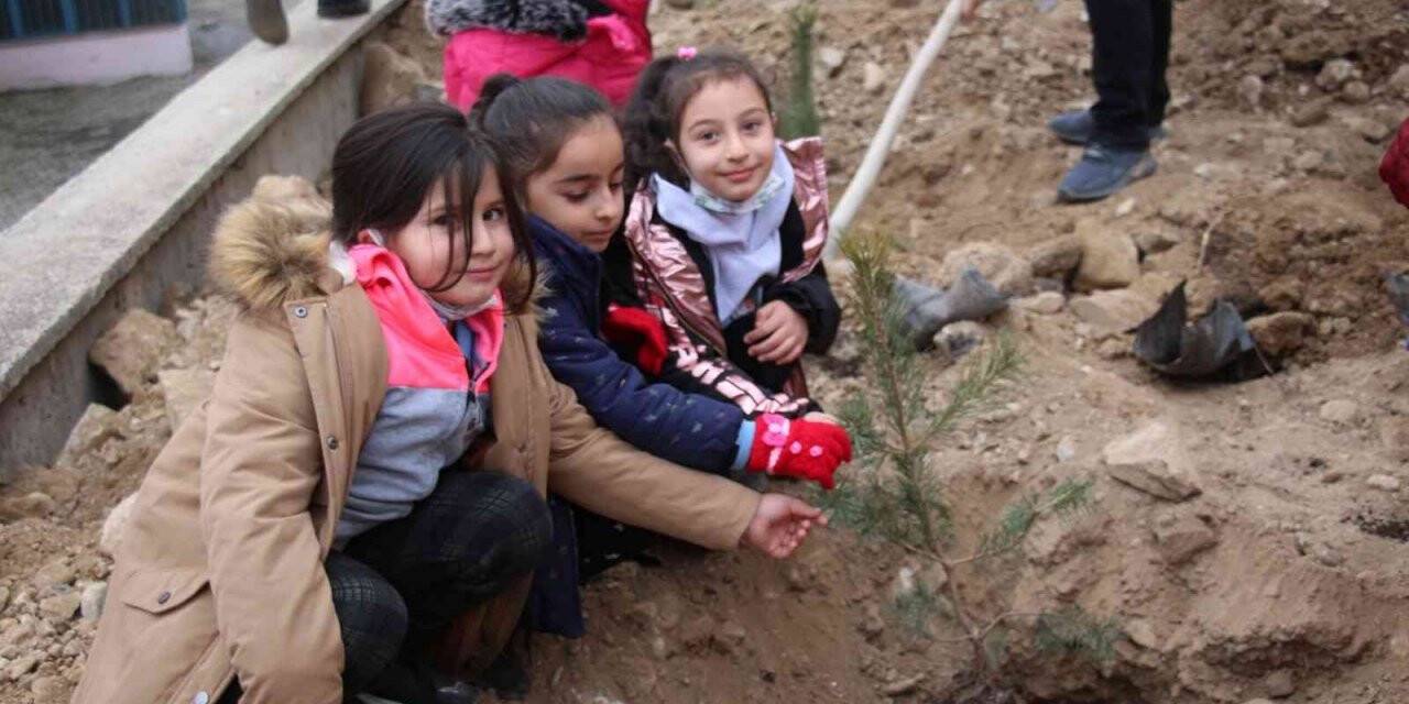 Minik yürekler okul bahçelerine fidan diktiler