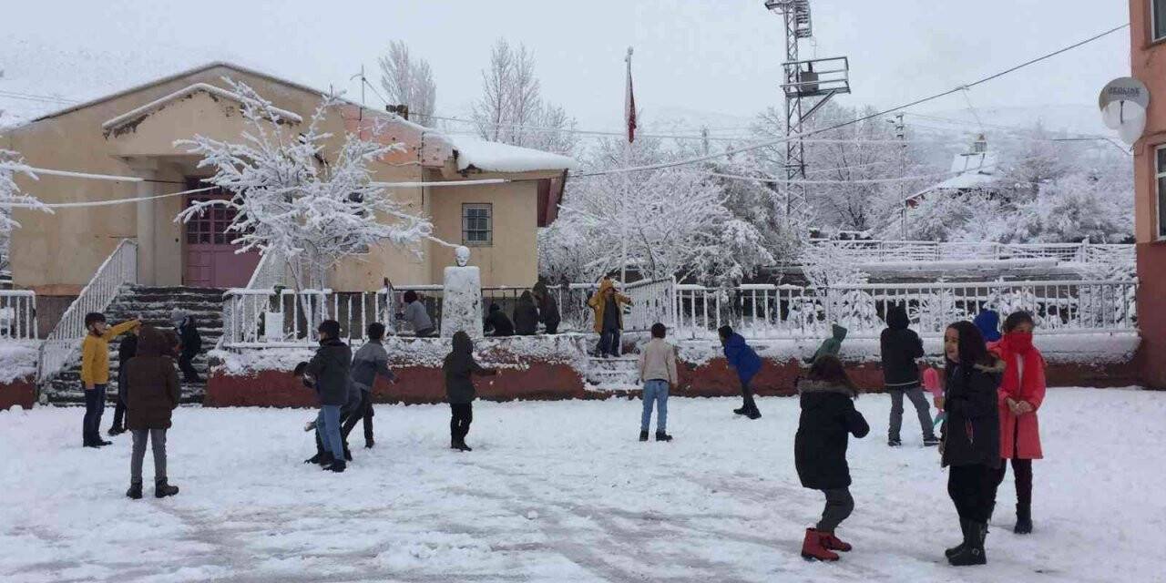 Karlıova beyaza büründü, karın tadını çocuklar çıkardı