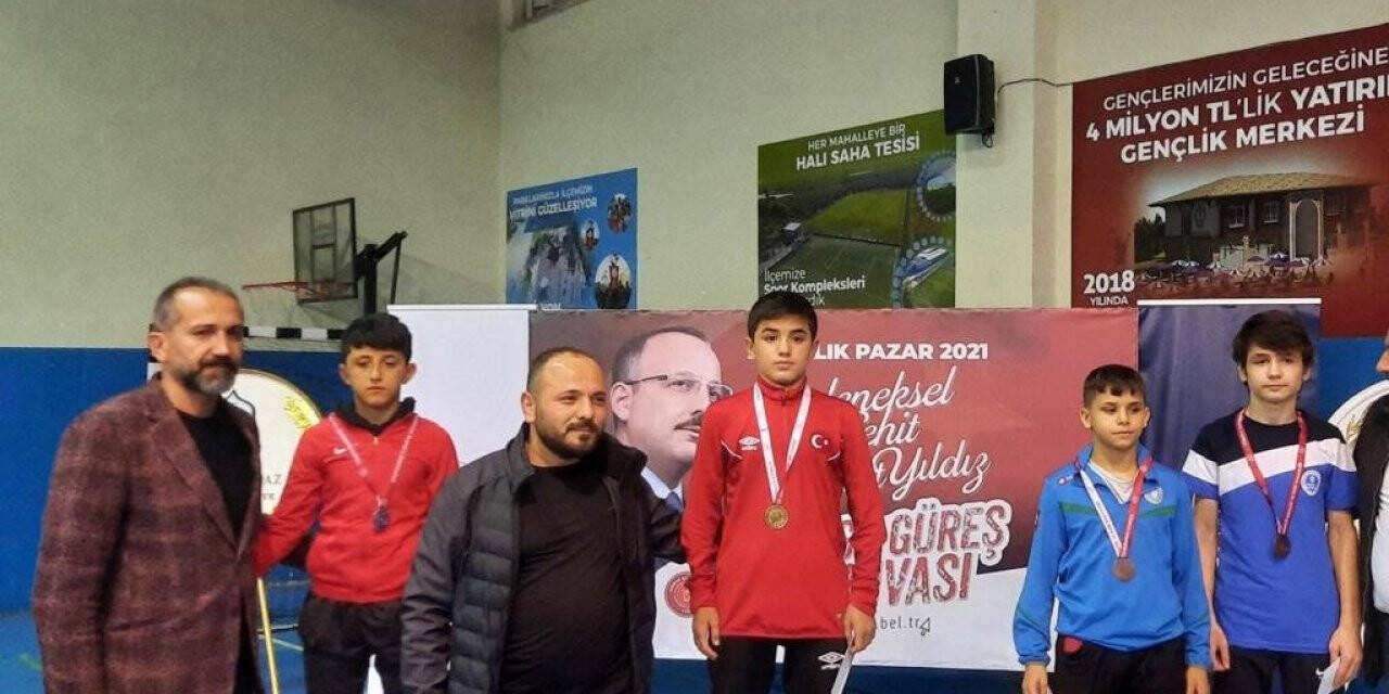 Kağıtsporlu güreşçiler kürsüdeki yerini aldı