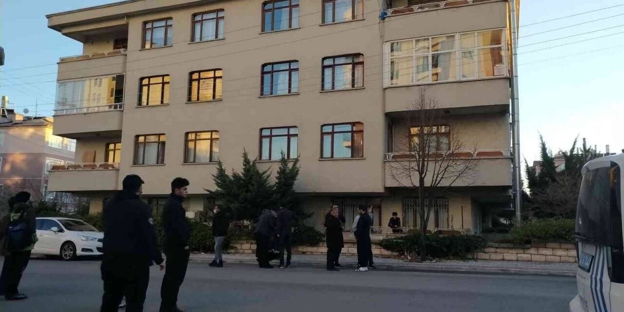 Konya'da balkondan elektrik tellerine metre uzatan çocuk akıma kapıldı