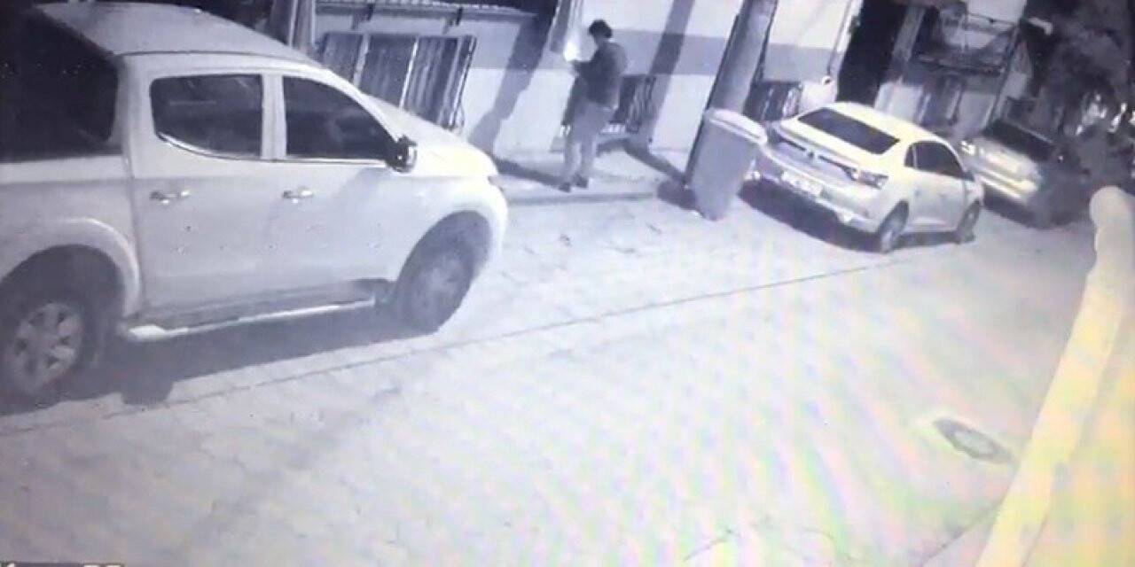 Perdeleri ateşe verip kaçtı
