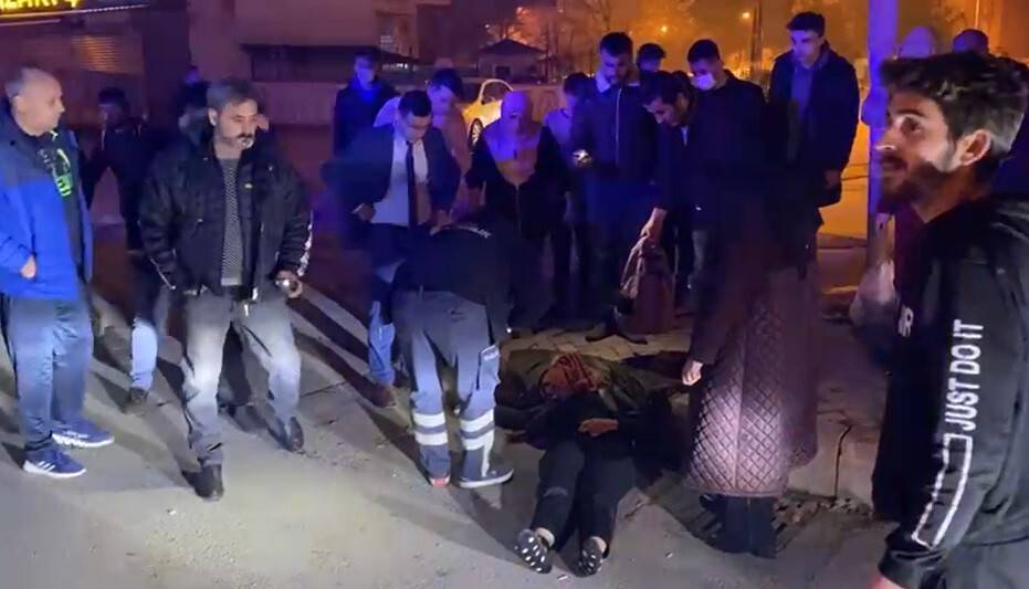 Karşıdan karşıya geçmek isteyen genç kıza otomobil çarptı