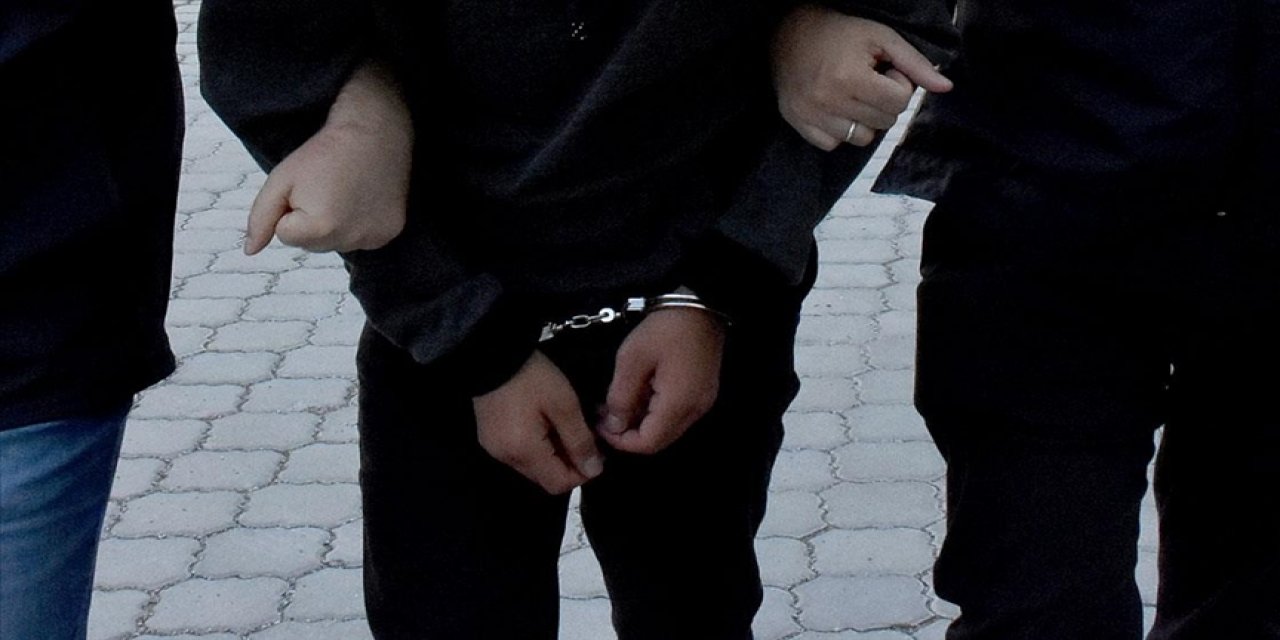 İzmir merkezli FETÖ operasyonunda 8 kişi tutuklandı