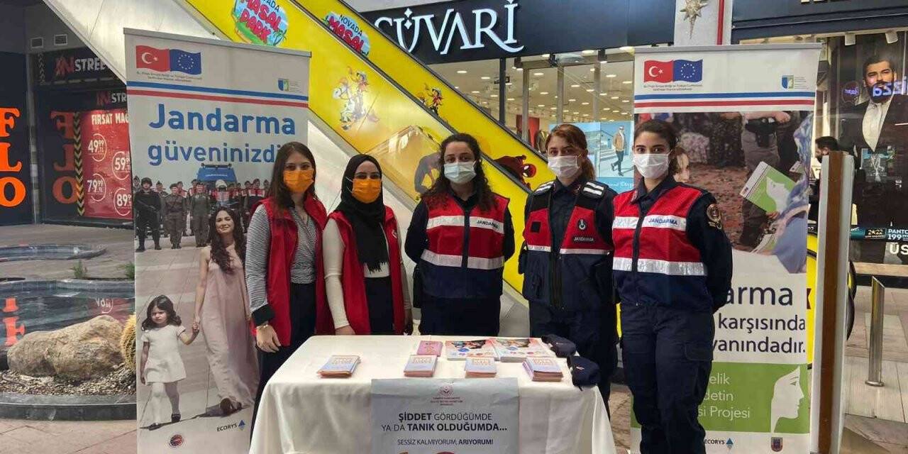İzmir’de jandarma ekipleri kadınlara KADES uygulamasını anlattı