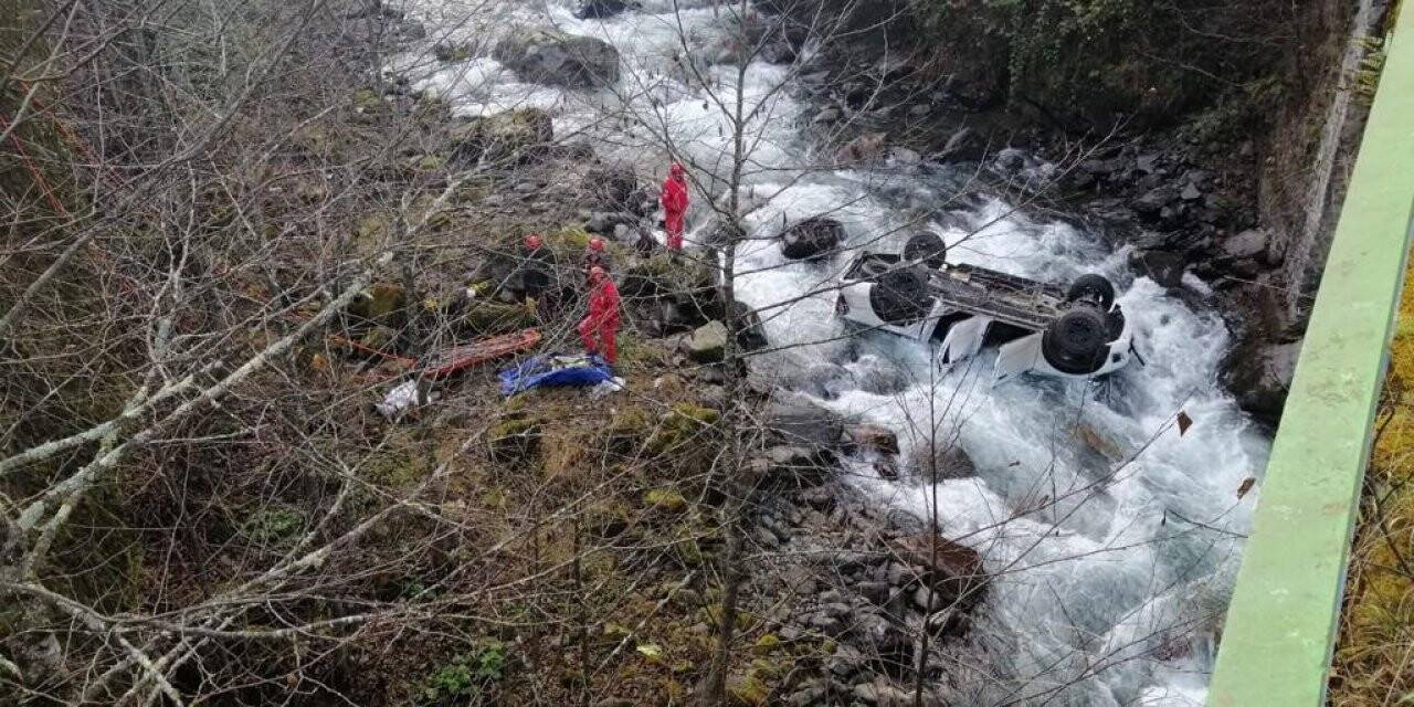 Çamlıhemşin’de kamyonet dereye uçtu: 1 ölü, 4 yaralı