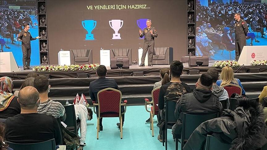 SOLOTÜRK ekibi 'Devlet Teşvikleri Tanıtım Günleri'nde gençlerle buluştu