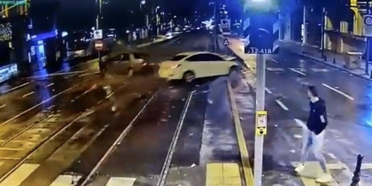 Tramvay yolunda akıl almaz kaza kamerada: Saniyelerle ölümden döndü
