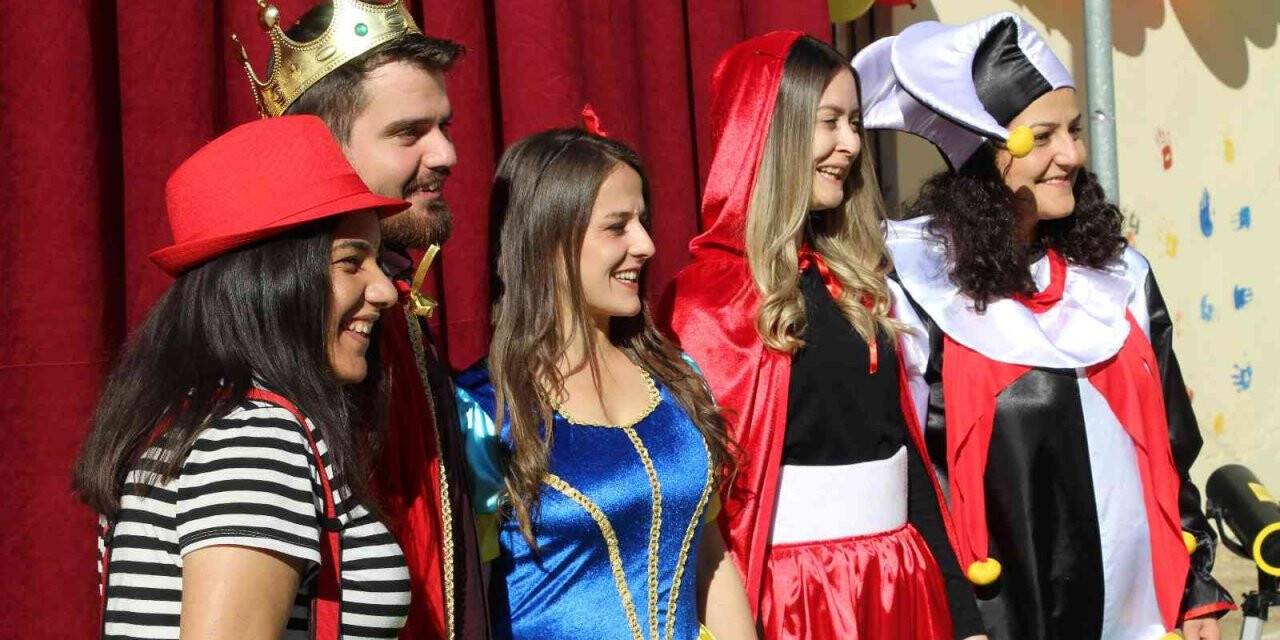 Öğretmenler, çocukların bir gülümsemesi için yollarda