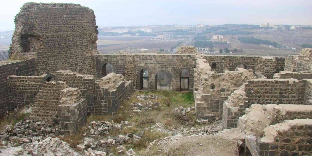 Diyarbakır surlarını bir boy yükselten Mervani hükümdarının sarayı bulundu