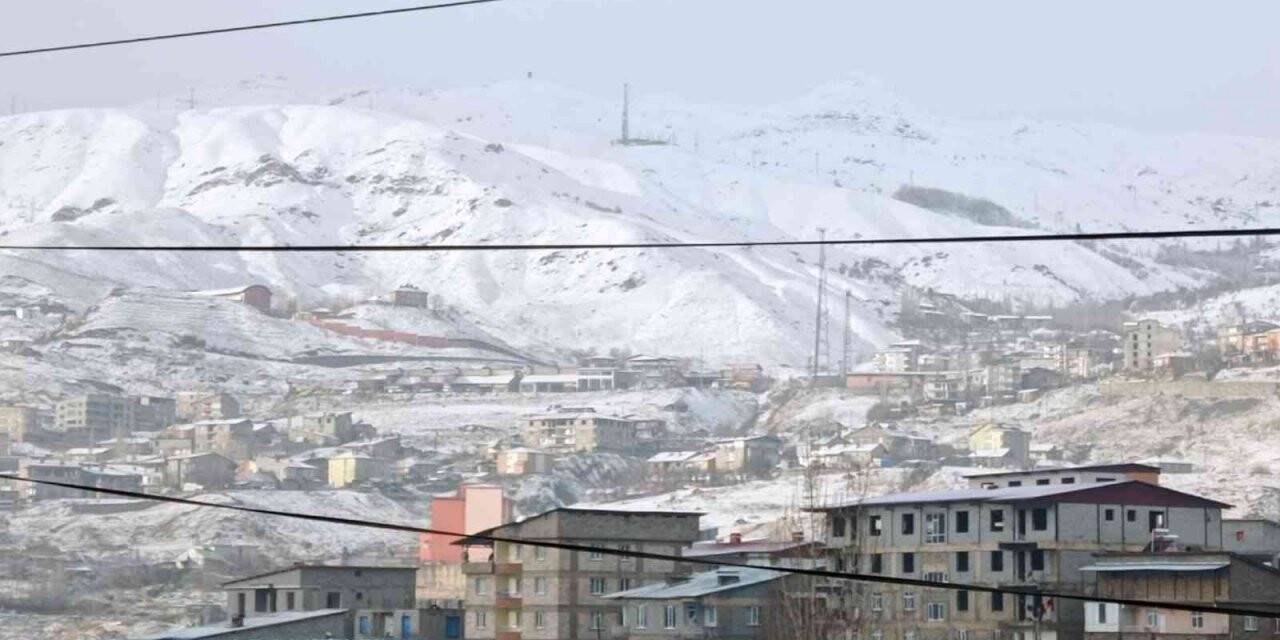 Hakkari beyaza büründü